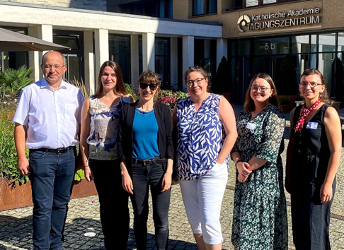 gruppenbild-agat2.jpg.png gruppenbild-agat2.jpg.png